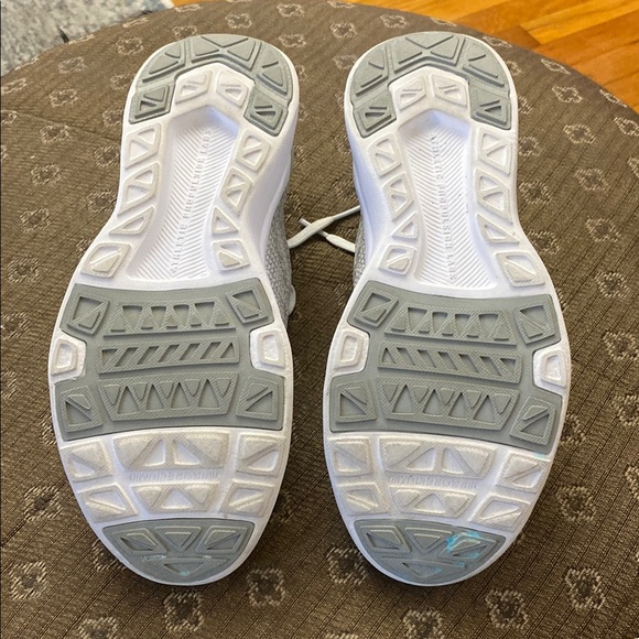 APL Techloom Breeze Sneaker In Metallic Silver.sz 9. EUC - Picture 6 of 9